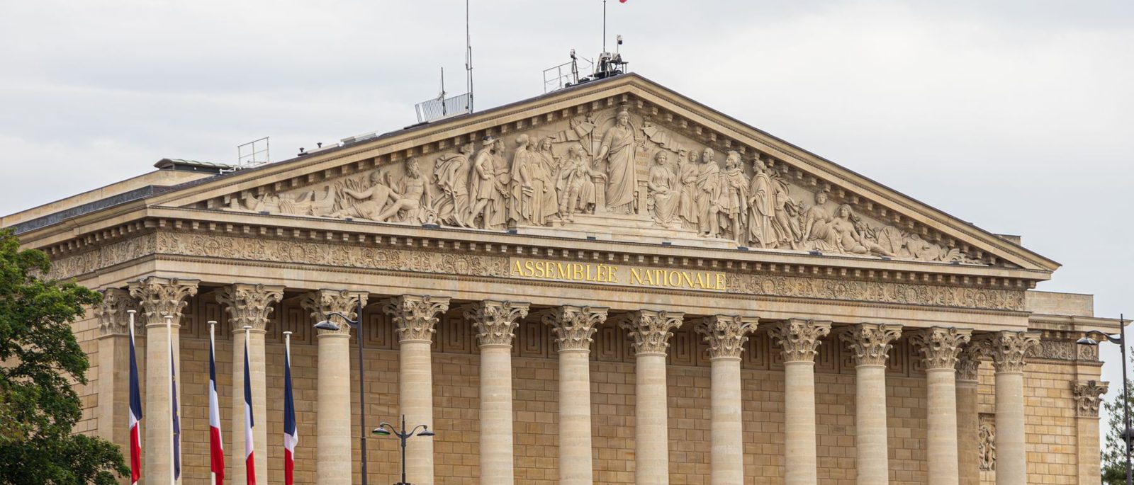Façade de l'Assemblée nationale, drapeaux au vent