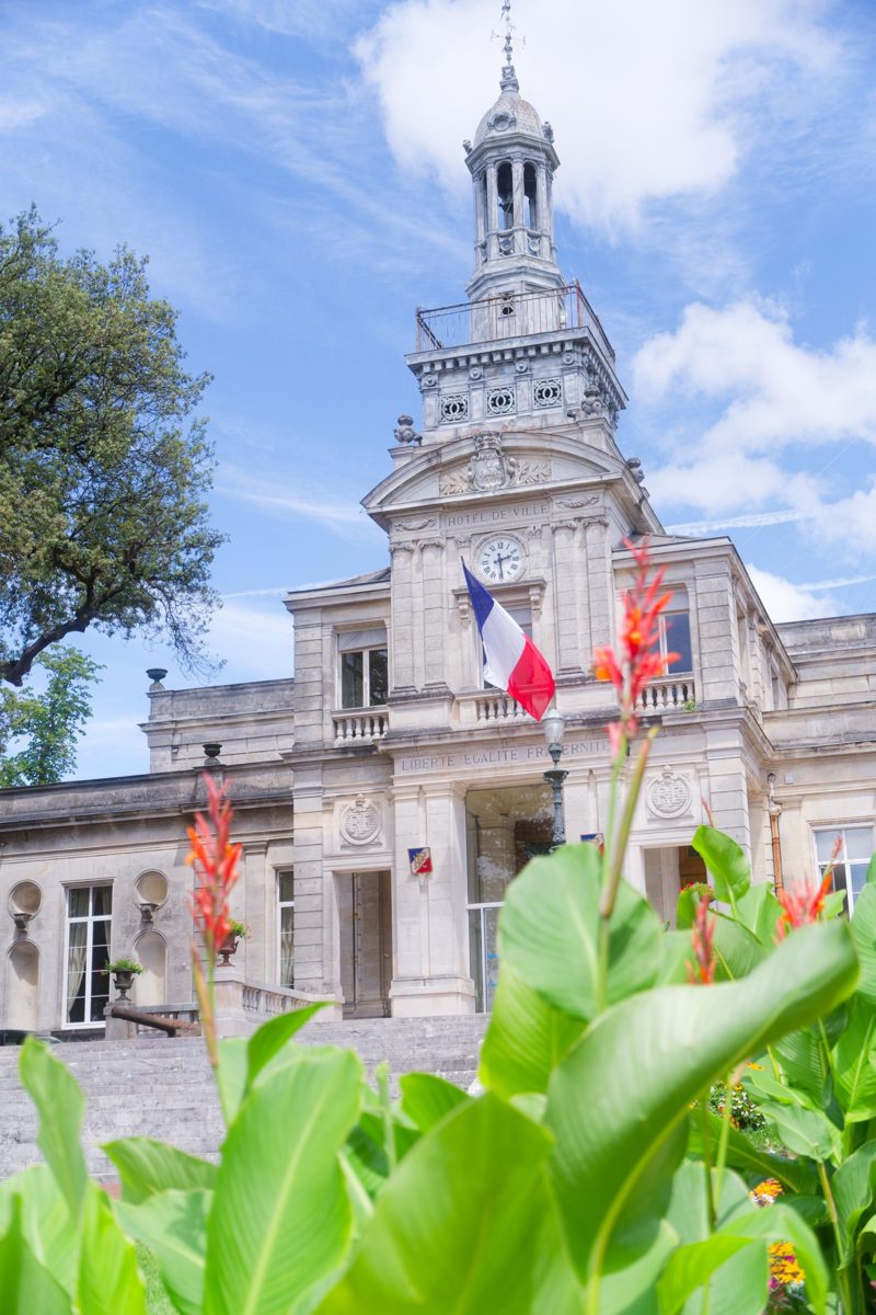 Hôtel de ville, drapeau et parterre fleuri