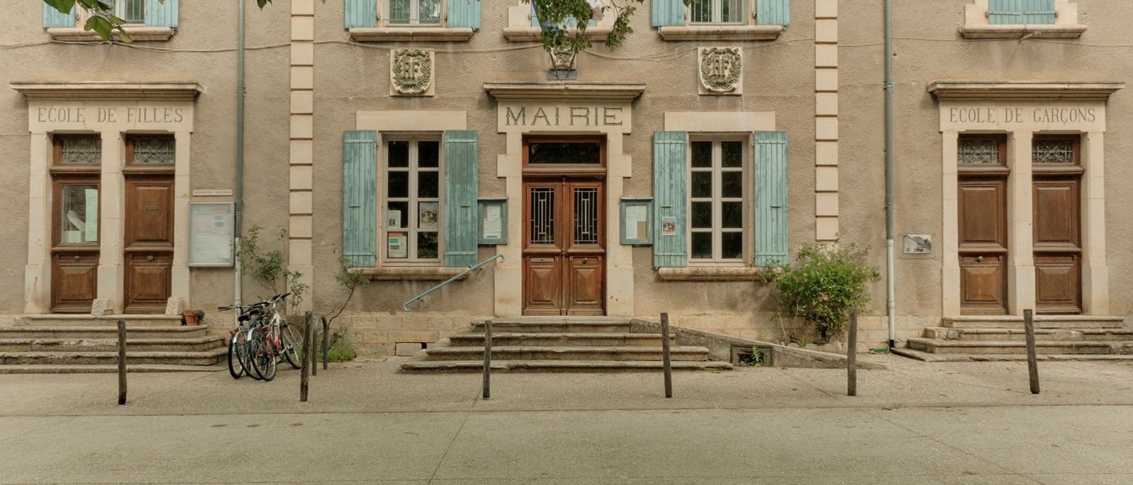 Façade d'une mairie de village, entre l'école de filles et l'école de garçons