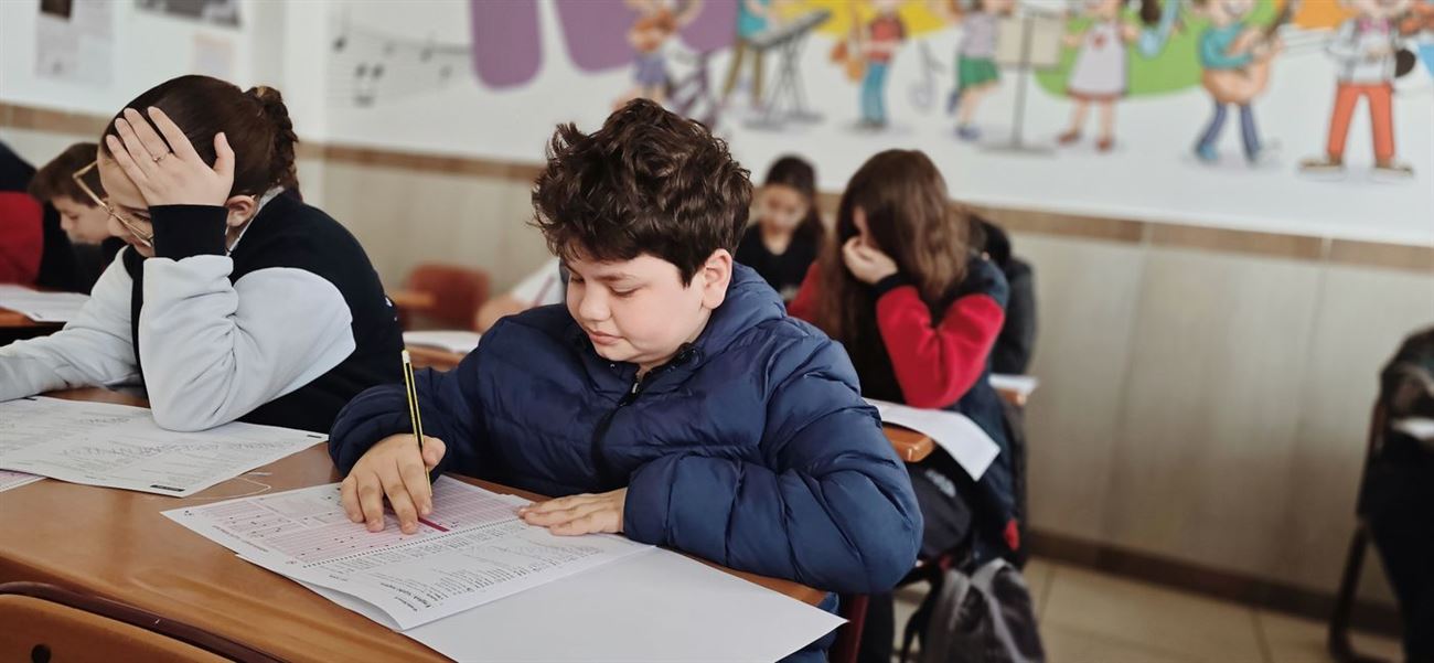 Élèves au travail dans une salle de classe